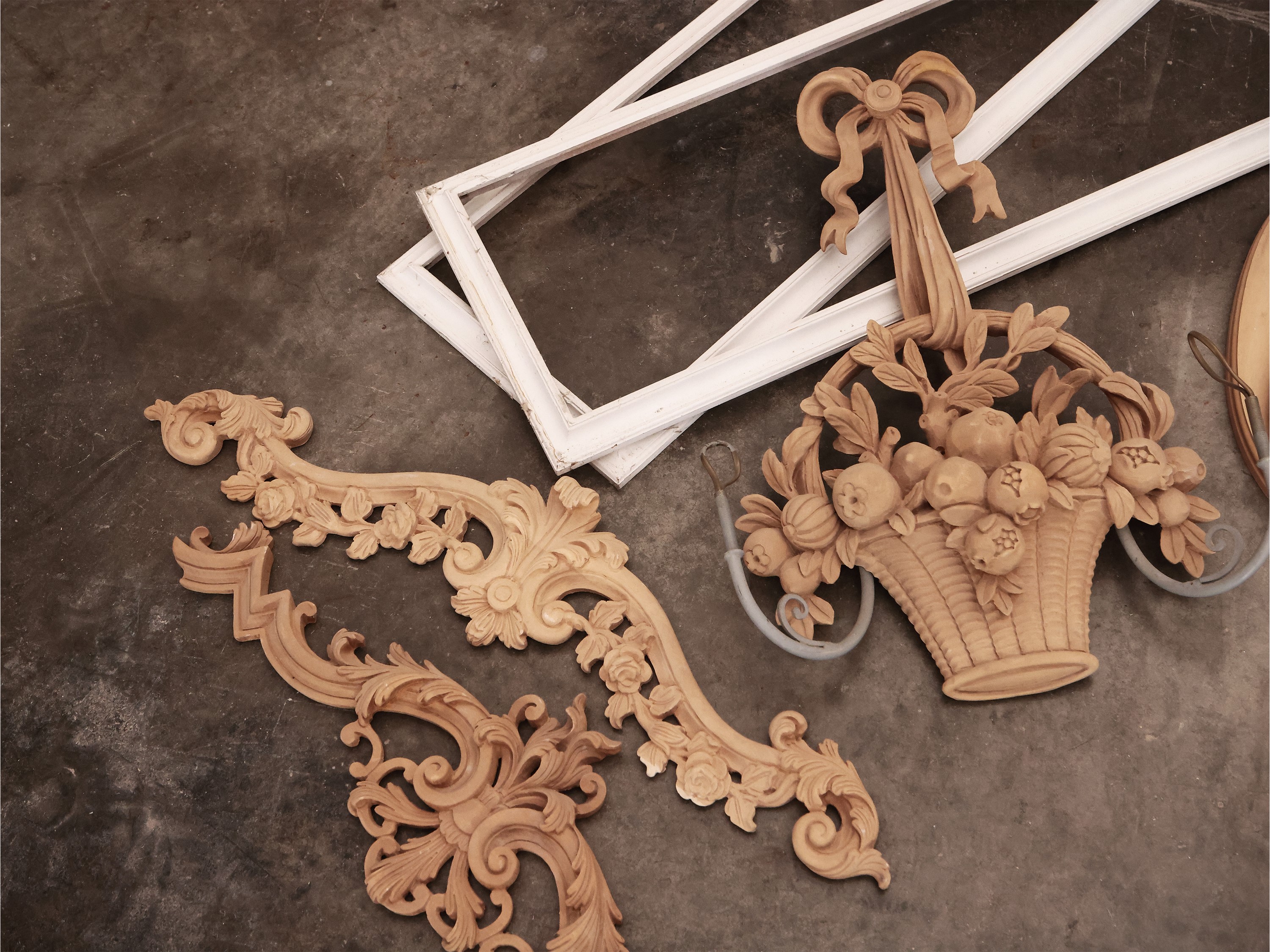Assortimento di Arredi Decorativi in Legno