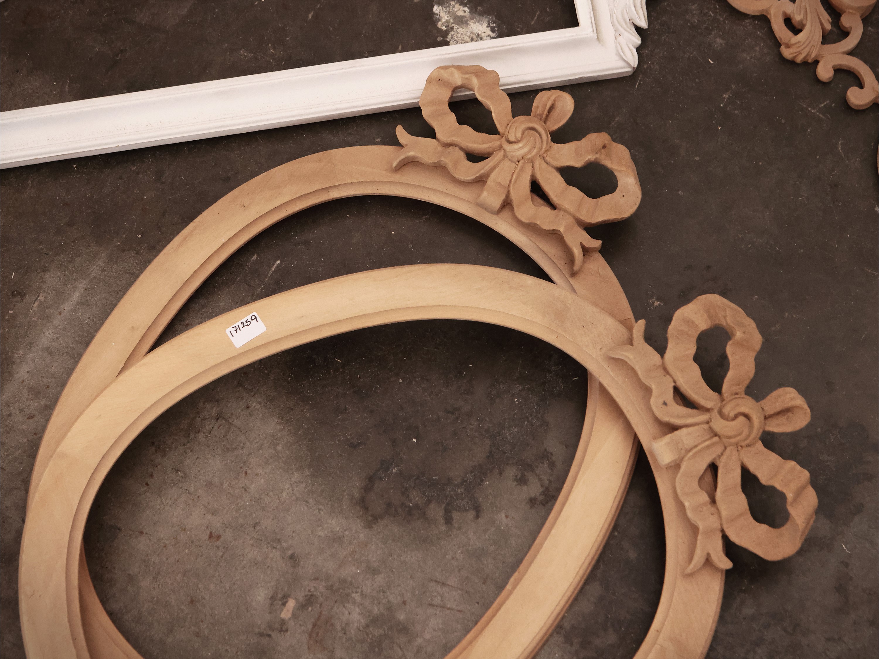 Assortimento di Arredi Decorativi in Legno