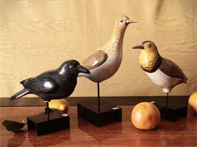 Serie di Tre Volatili in Ceramica Policroma