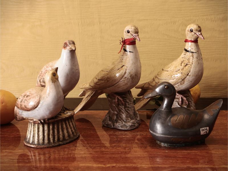 Quattro Volatili in Terracotta Smaltata e Metallo