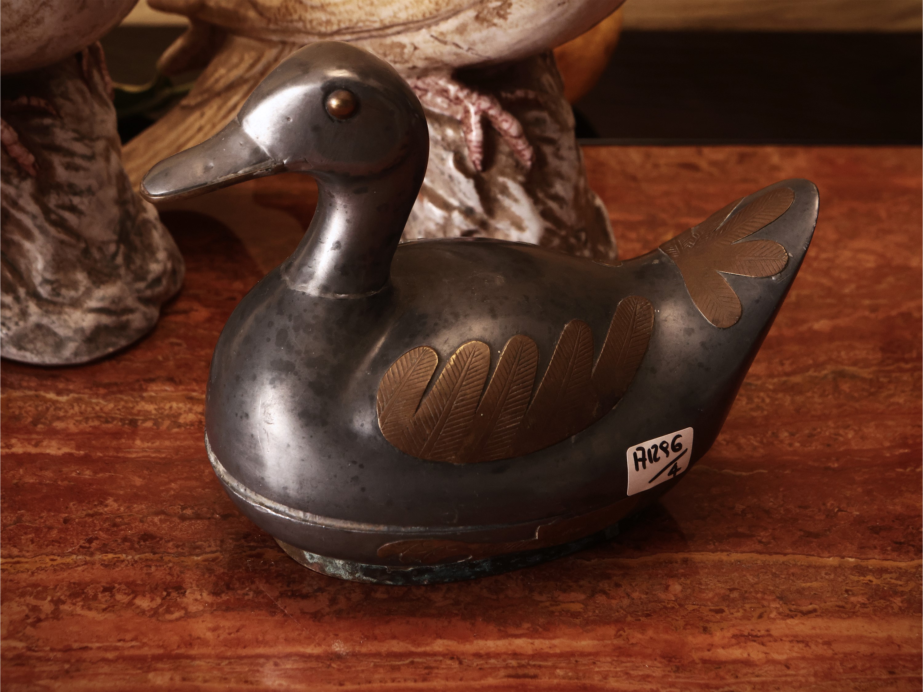 Quattro Volatili in Terracotta Smaltata e Metallo
