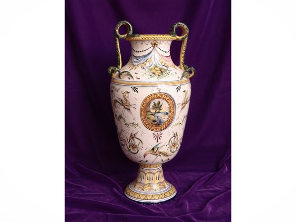 Vaso ad anfora in maiolica