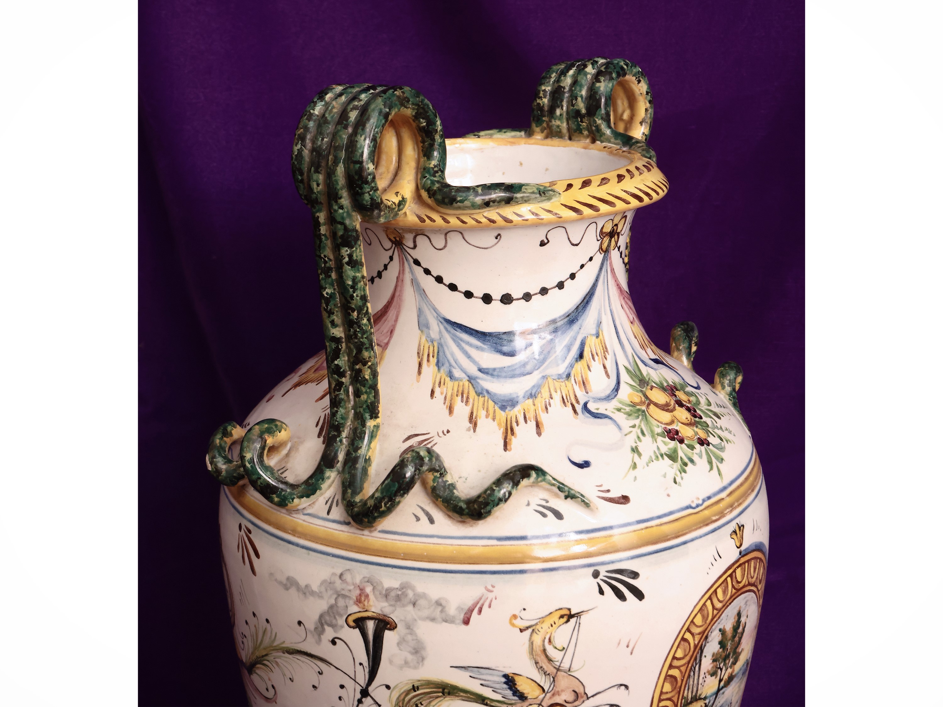 Vaso Ad Anfora in Maiolica