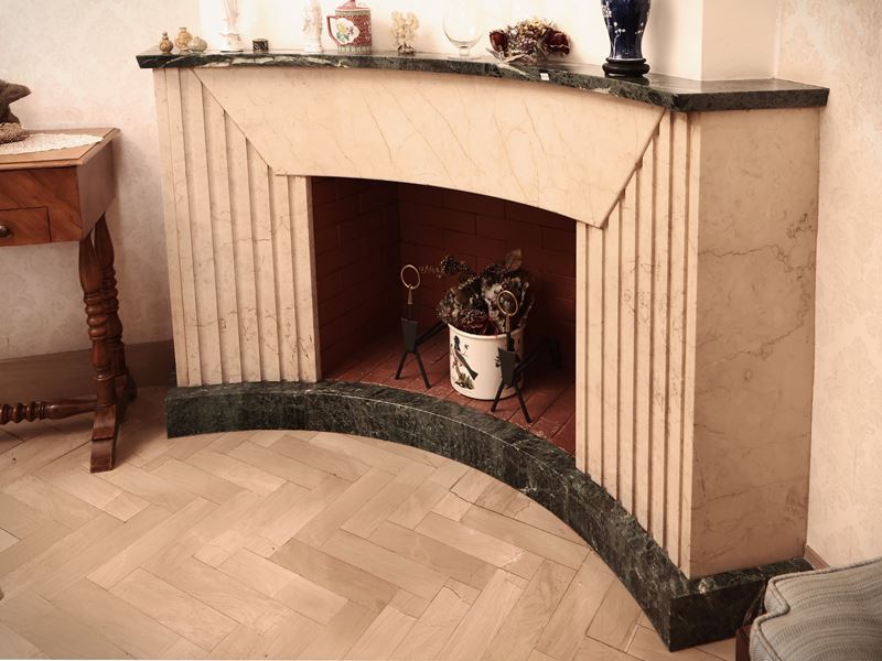 Camino curvilineo in marmo