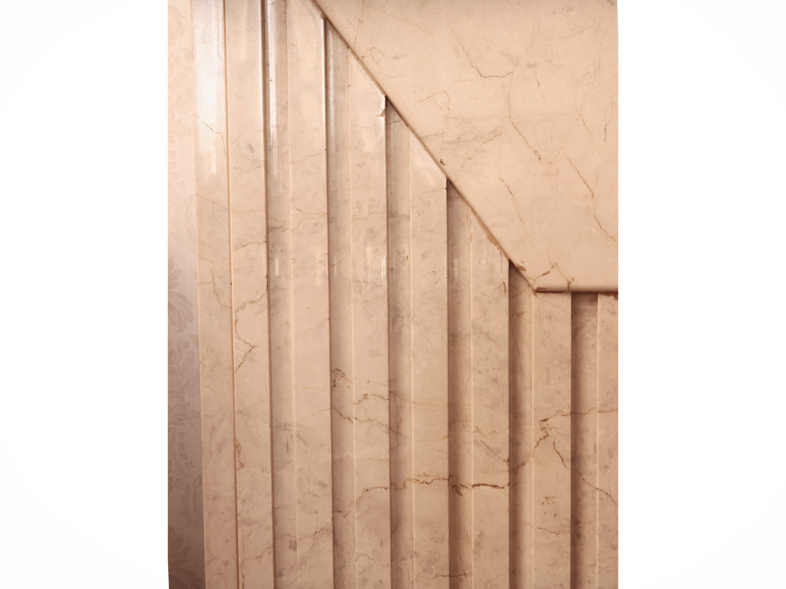 Camino curvilineo in marmo