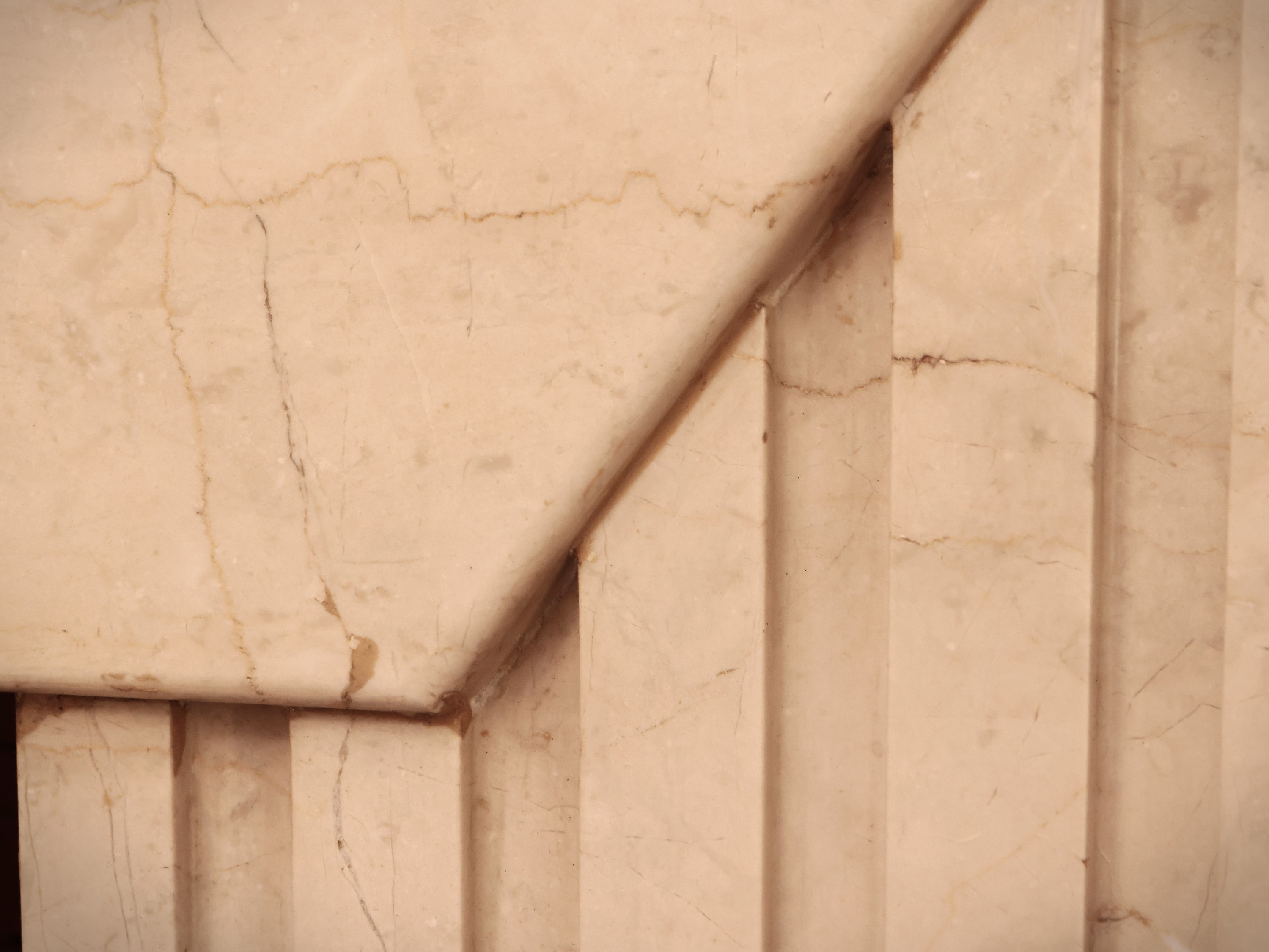 Camino curvilineo in marmo