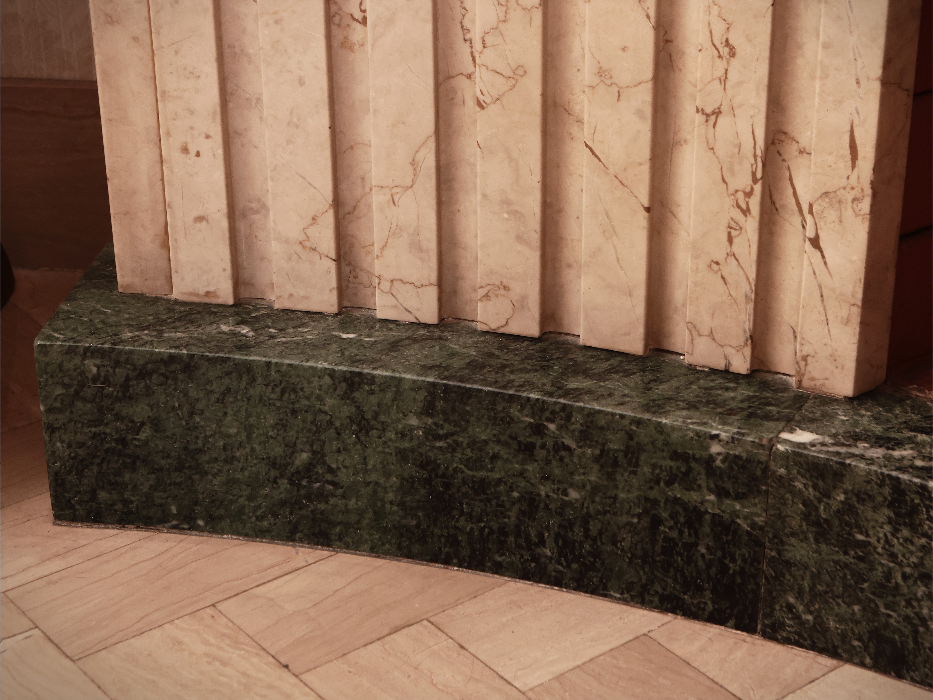 Camino curvilineo in marmo