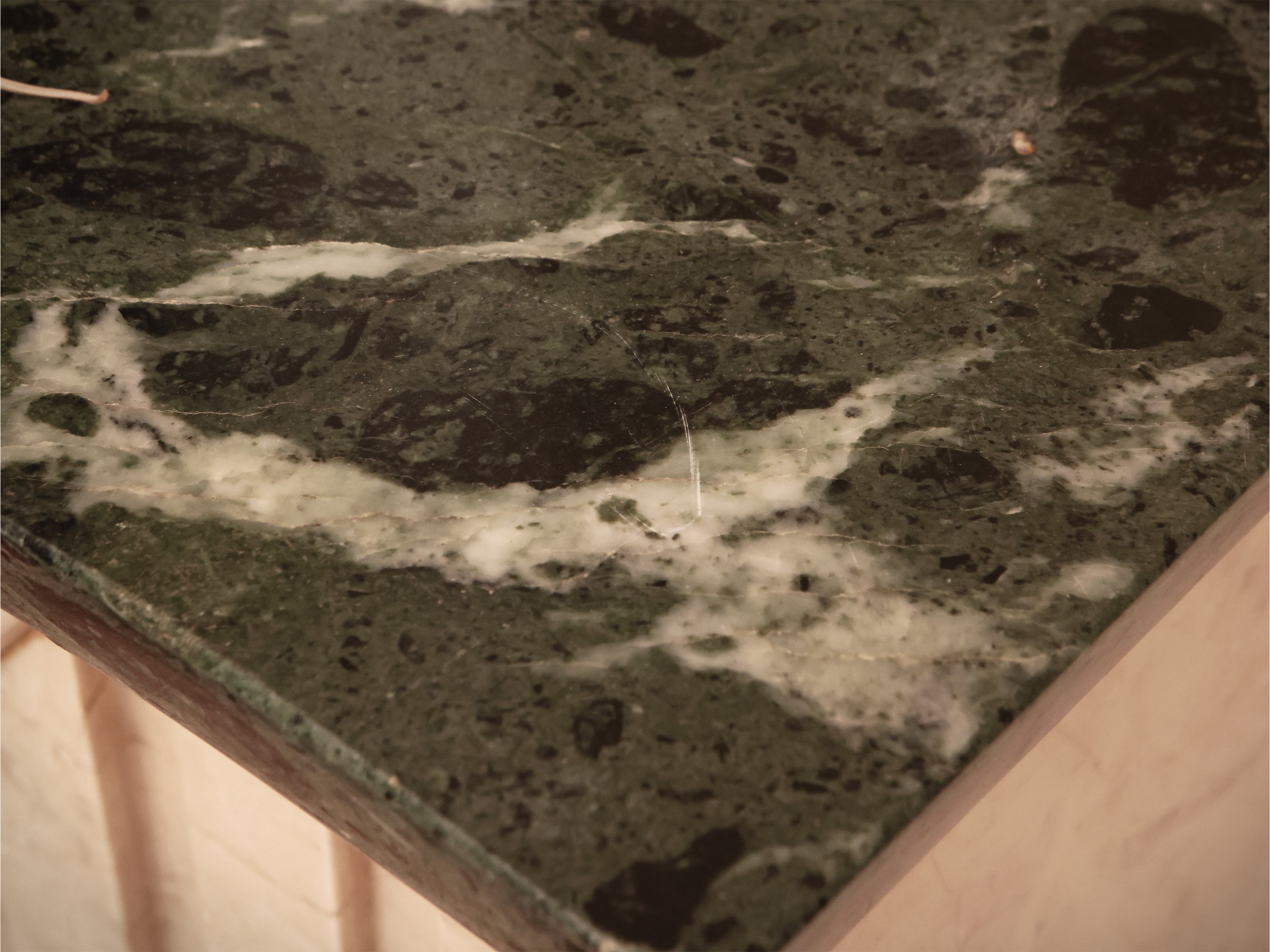 Camino curvilineo in marmo