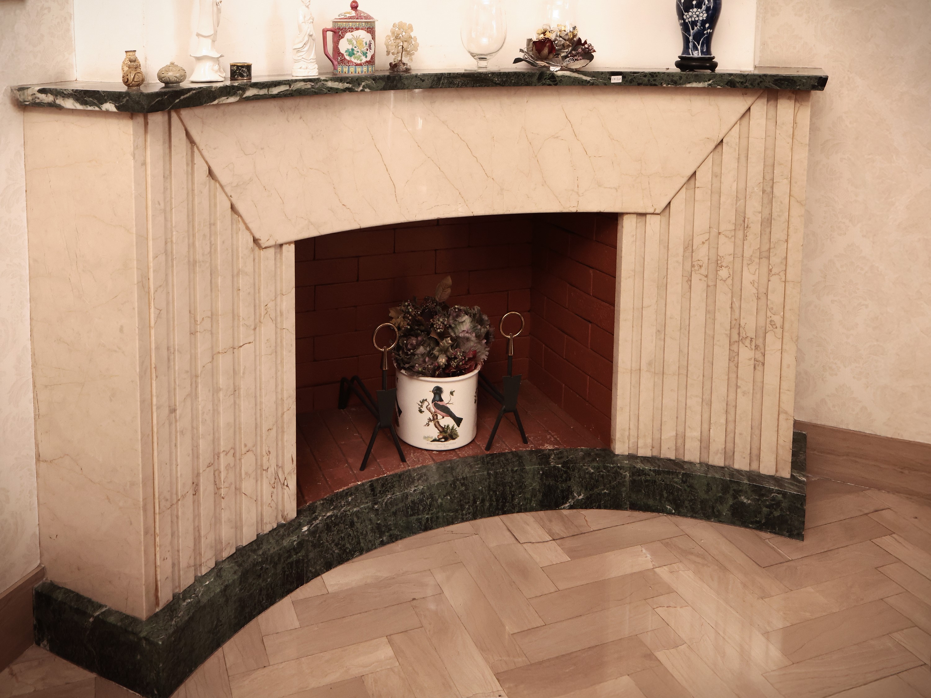 Camino curvilineo in marmo