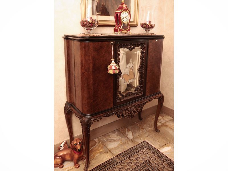 Mobile bar impiallacciato in radica di noce