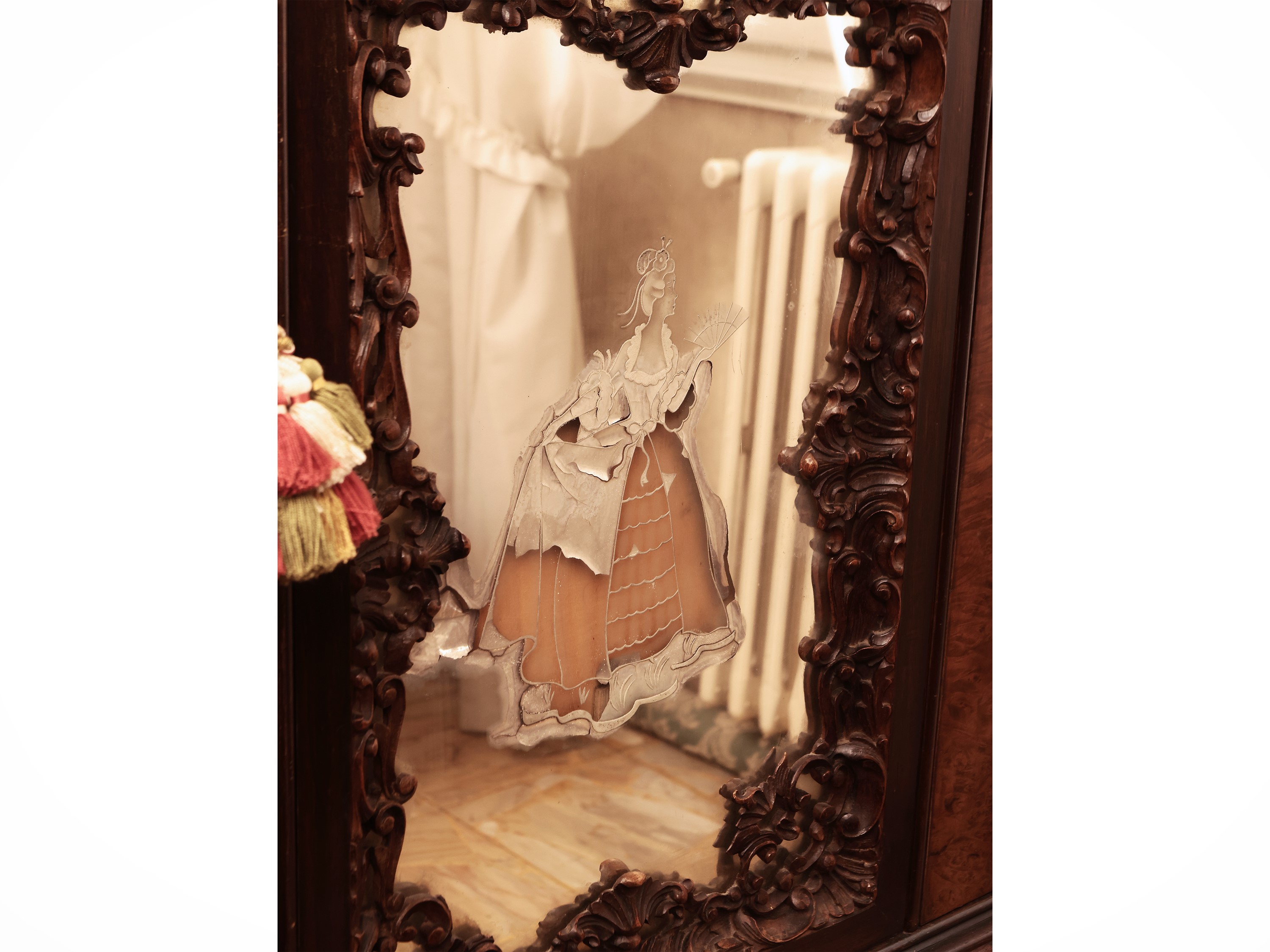 Mobile bar impiallacciato in radica di noce