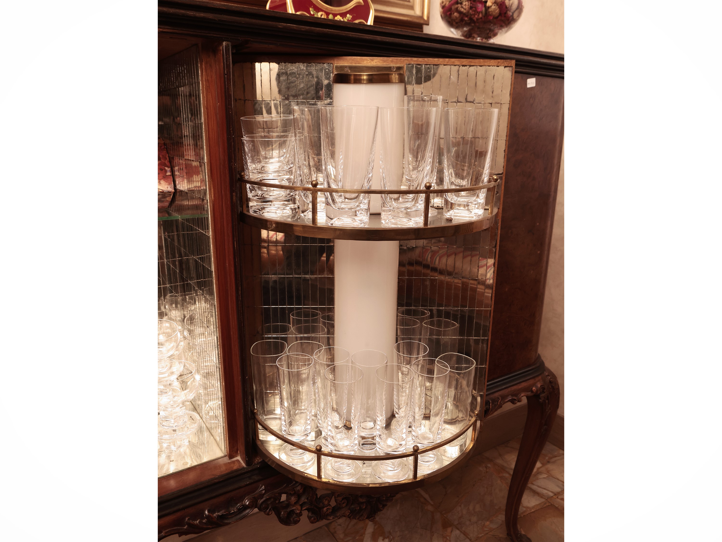 Mobile bar impiallacciato in radica di noce