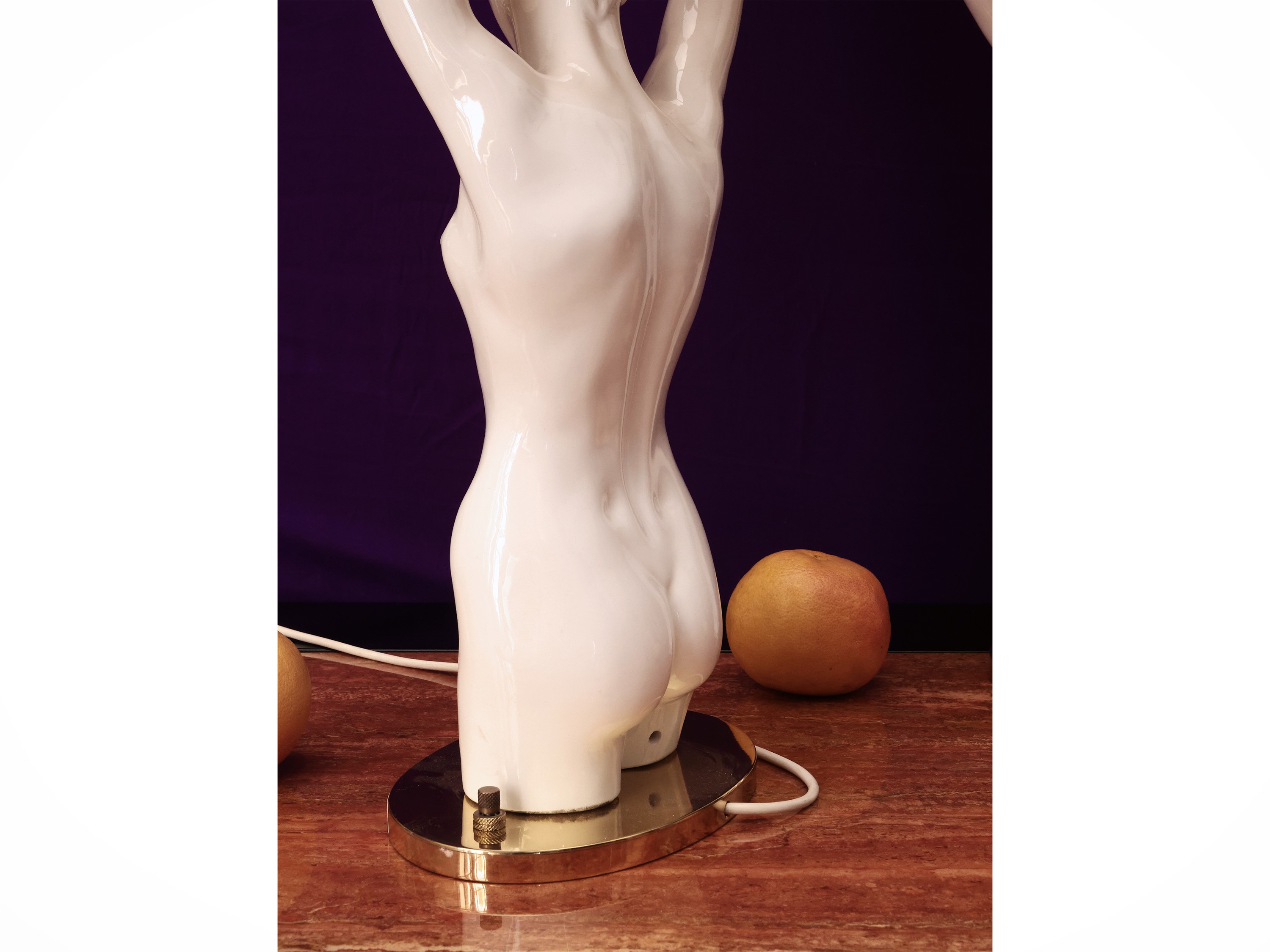 Lume da tavolo, figura femminile in ceramica con finiture in metallo dorato e paralume