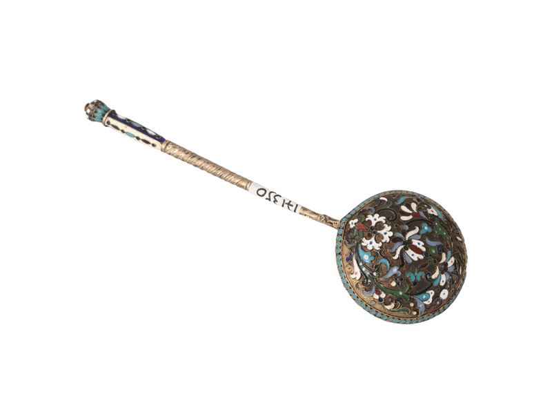 Cucchiaio da caviale in argento vermeil e smalti cloisonné, prob. Grigory Sbetnayev