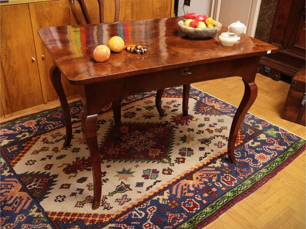 Writing table veneered and inlaid with walnut root