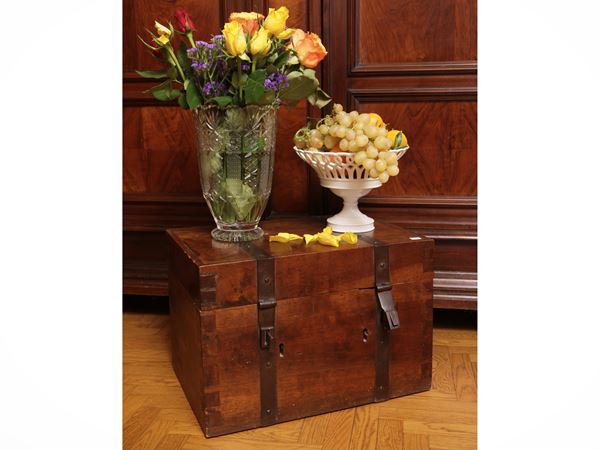 Small travel cheering chest