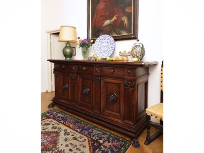 Credenza in noce, stile neorinascimentale, h cm 117 x 236 x 70