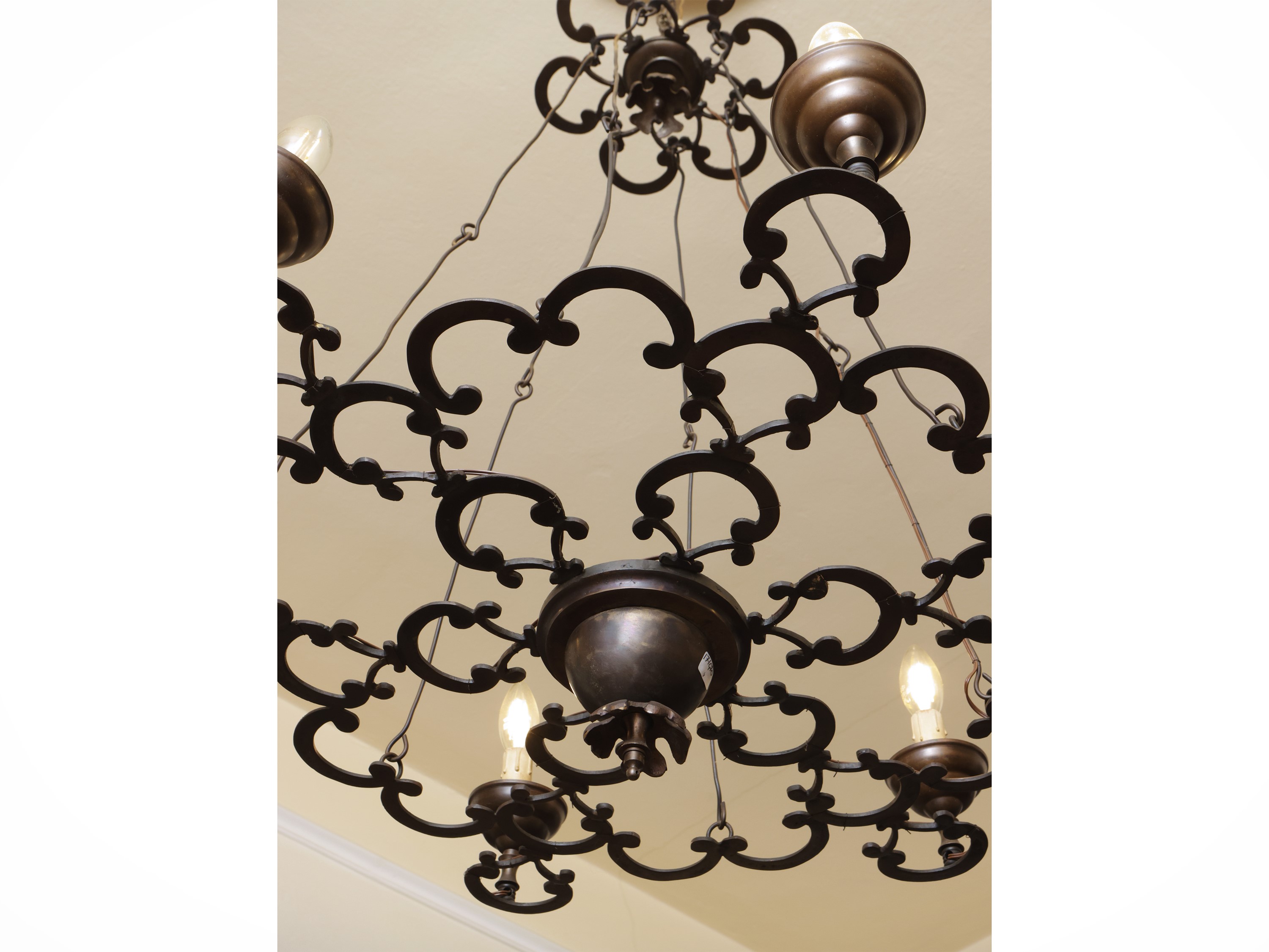 Lampadario in metallo brunito con quattro bracci portacandele e luce centrale