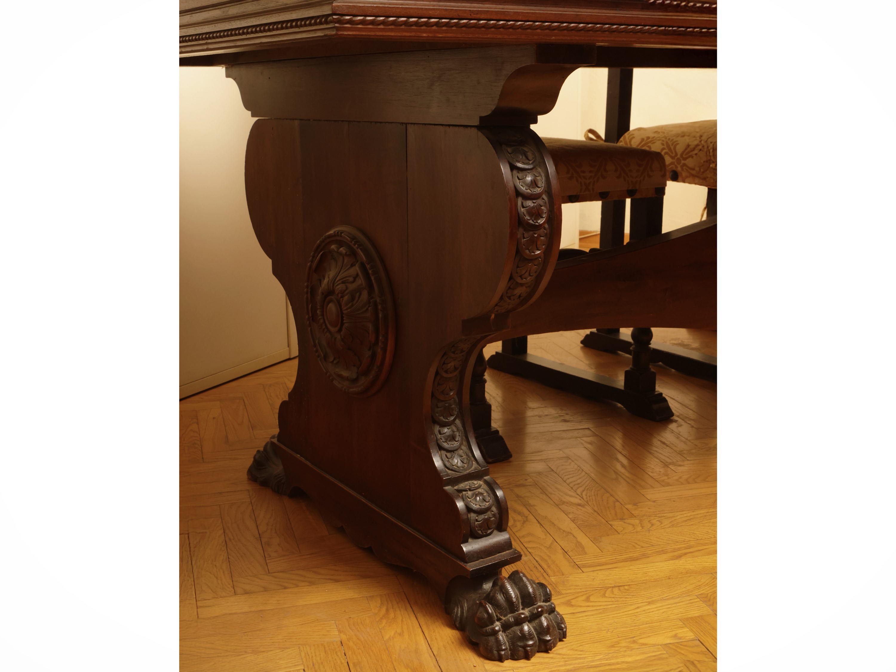 Grande tavolo da biblioteca in noce, h cm 80 x 250 x 100, gusto neorinascimentale