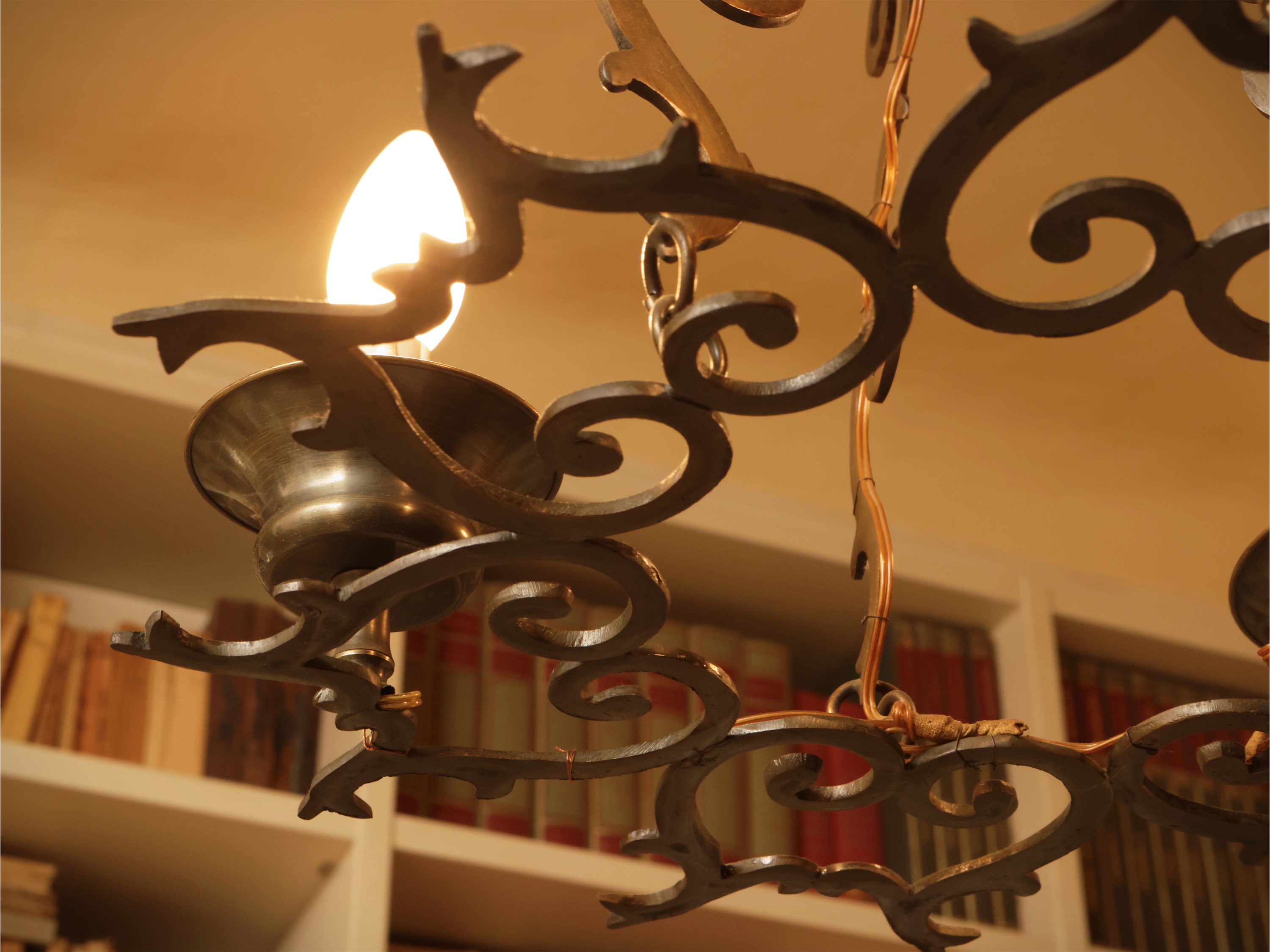 Lampadario in metallo patinato, con tre bracci portacandele