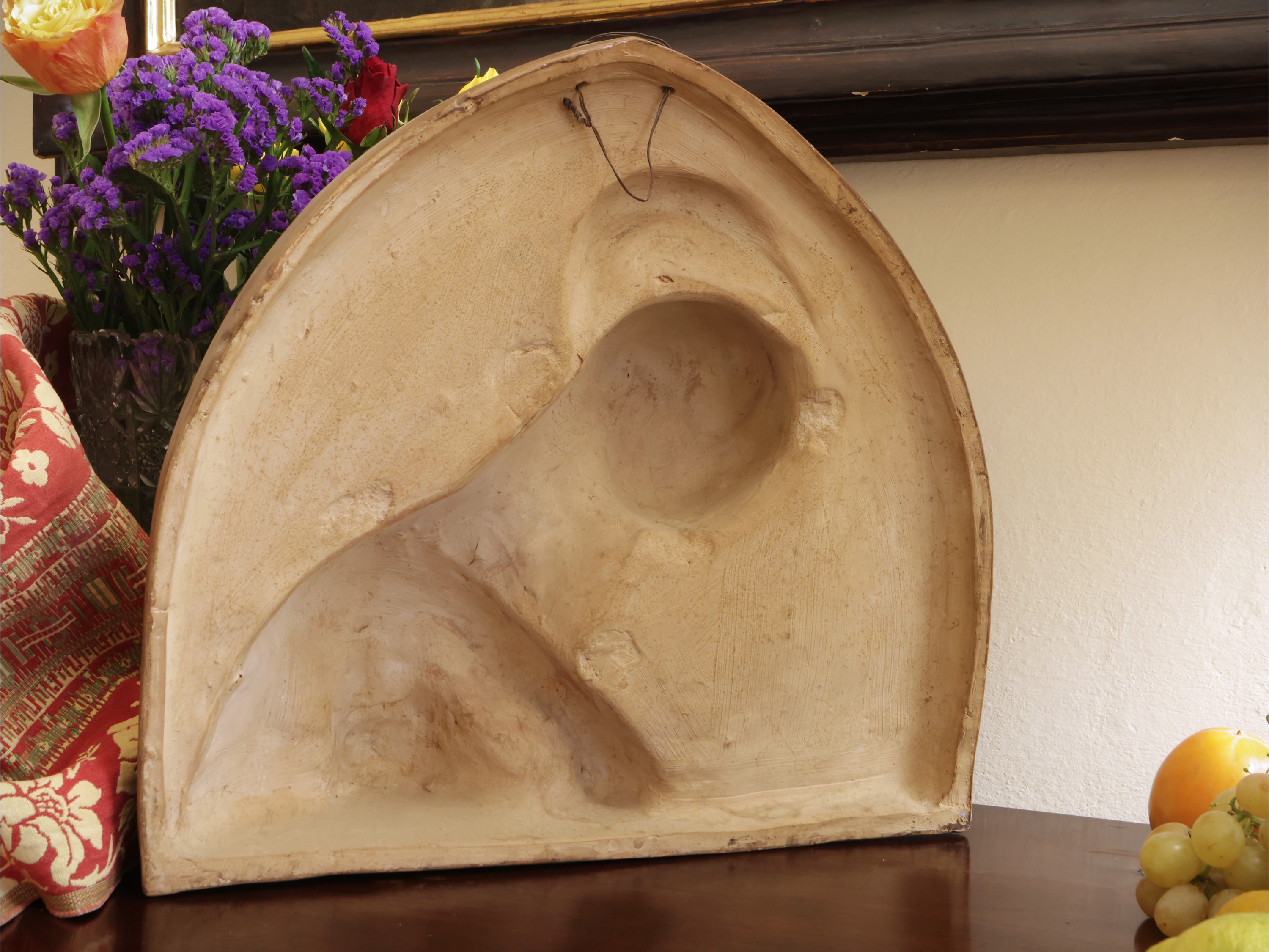 Placca centinata ad altorilievo, Vergine in preghiera, terracotta policroma