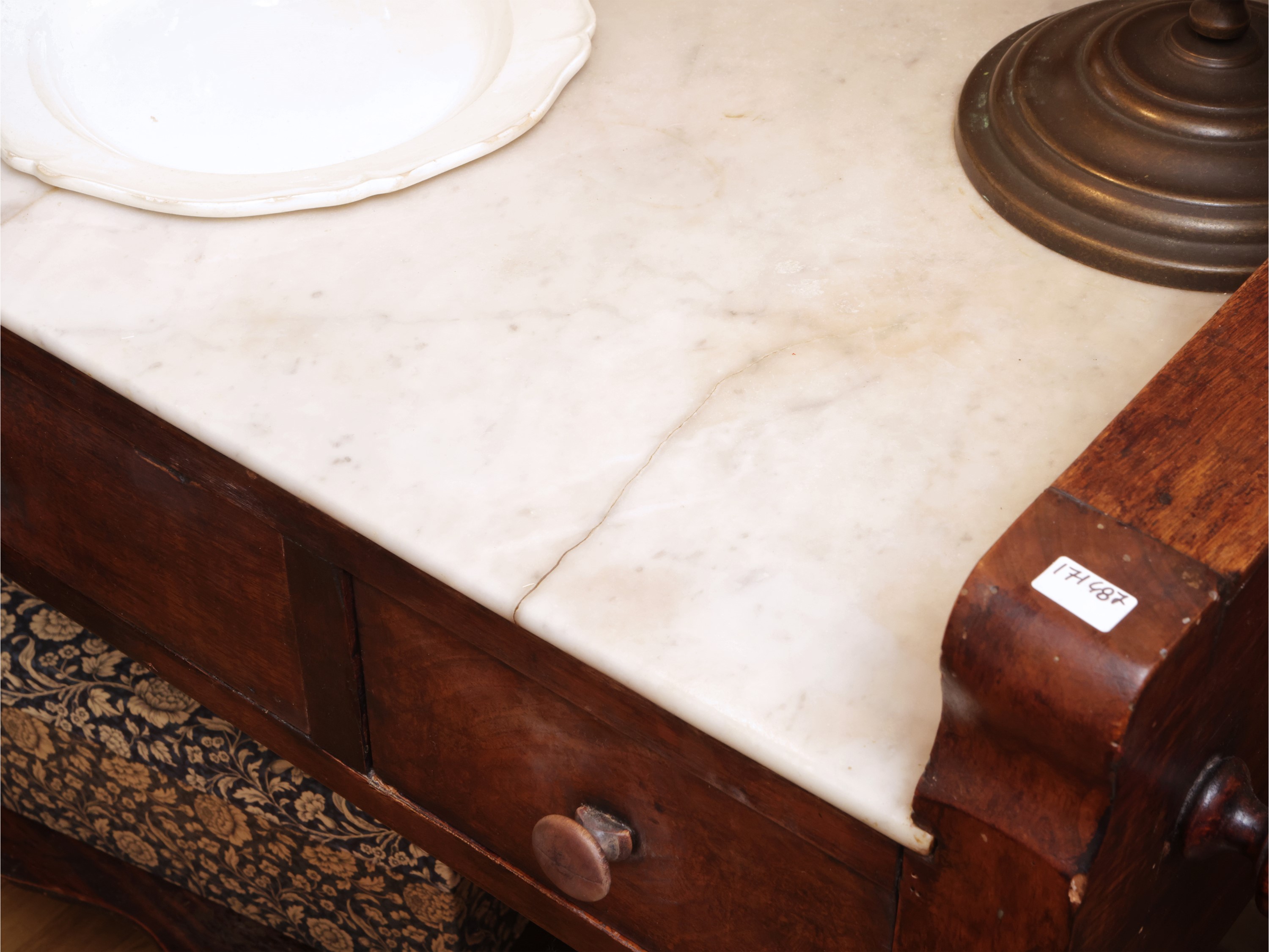 Toilette in noce con specchiera orientabile e piano in marmo bianco