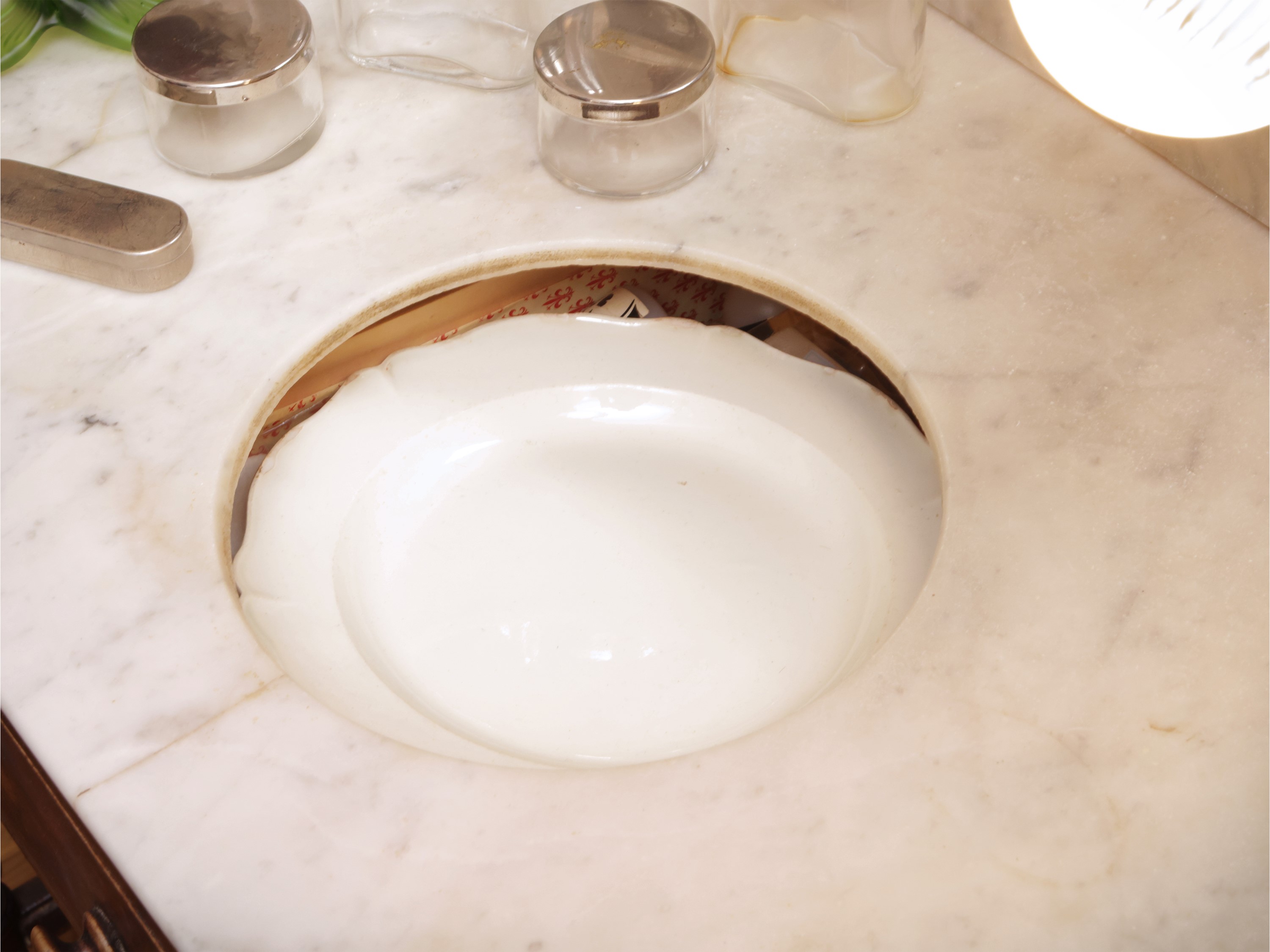 Toilette in noce con specchiera orientabile e piano in marmo bianco