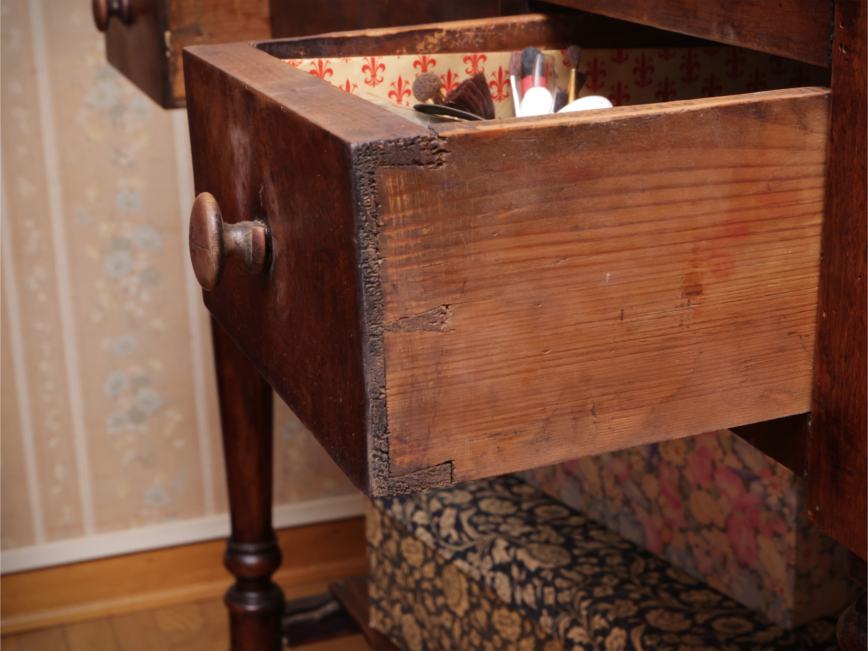 Toilette in noce con specchiera orientabile e piano in marmo bianco