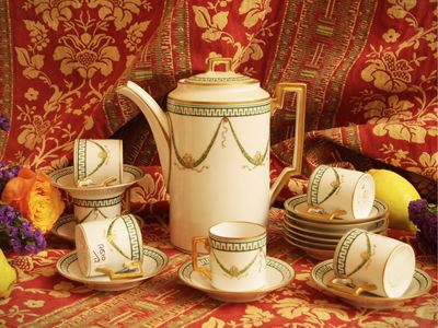 Richard Ginori, Servizio da caffè in porcellana decorato con festoni verdi e dorature
