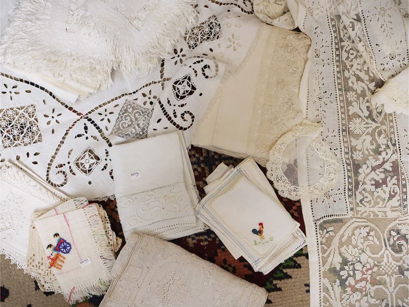 Assortimento di centrini e tessuti per la casa in lino, cotone e pizzo
