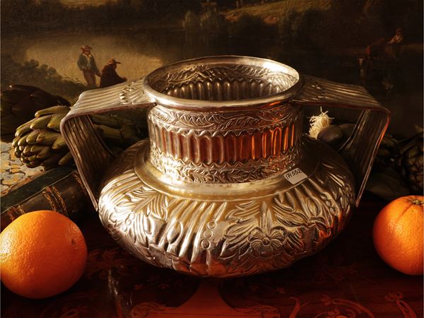 Amphora vase in silver metal