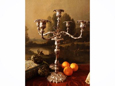 Coppia di candelabri in metallo argentato, h cm 53