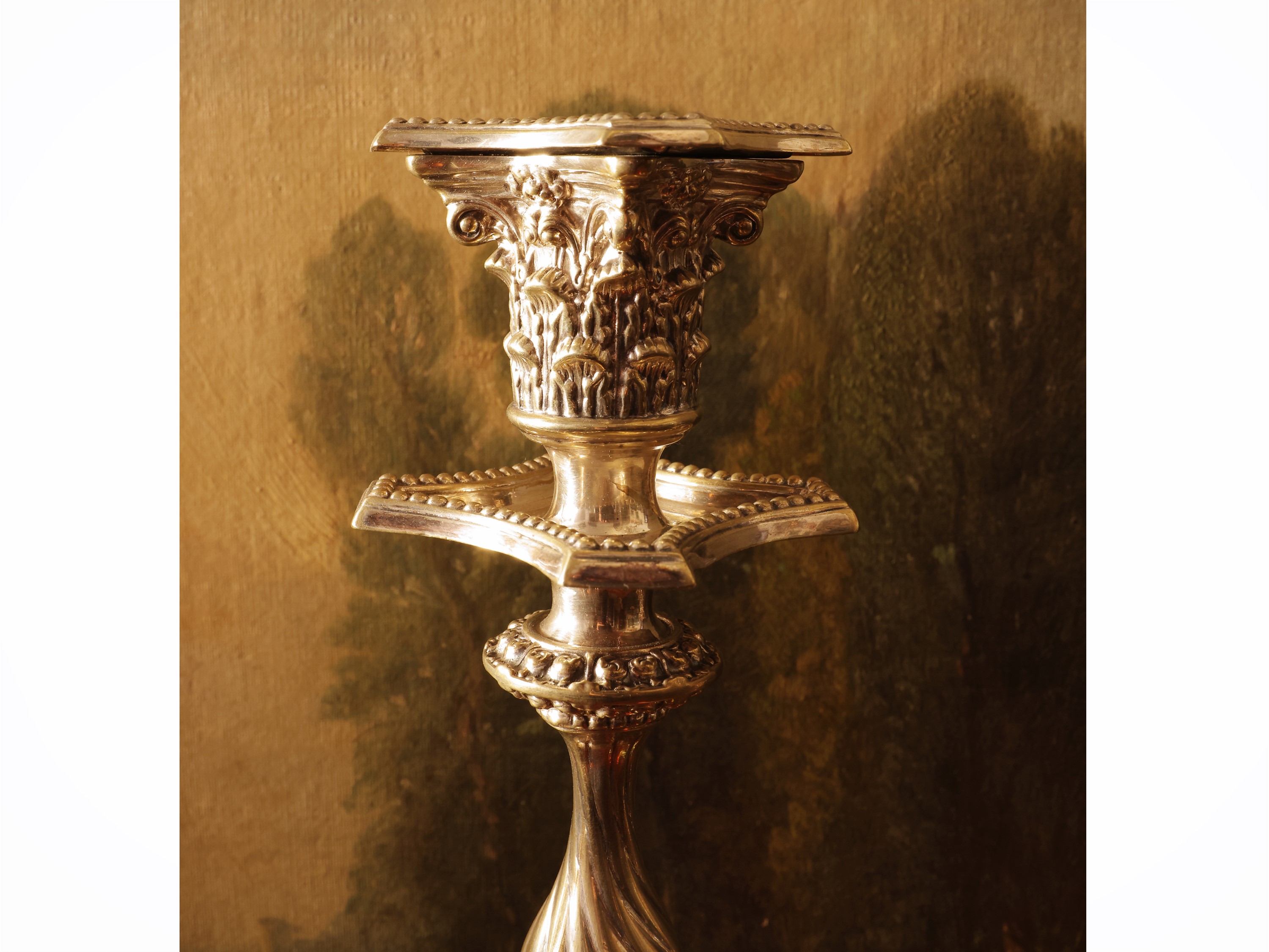 Candelabro in metallo argentato, altezza cm 51,5
