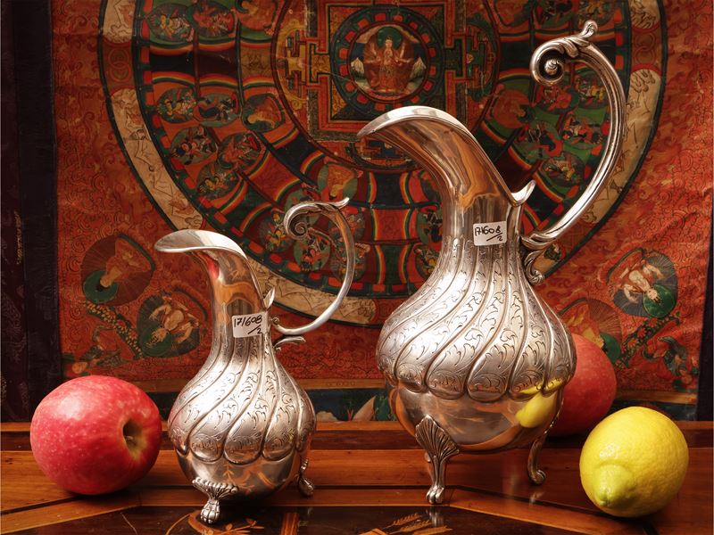 Coppia di caraffe per vino rosso e vino bianco in argento