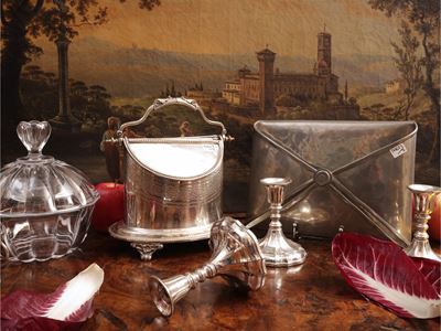 Accessori per la casa, insieme di oggetti decorativi in metallo e cristallo