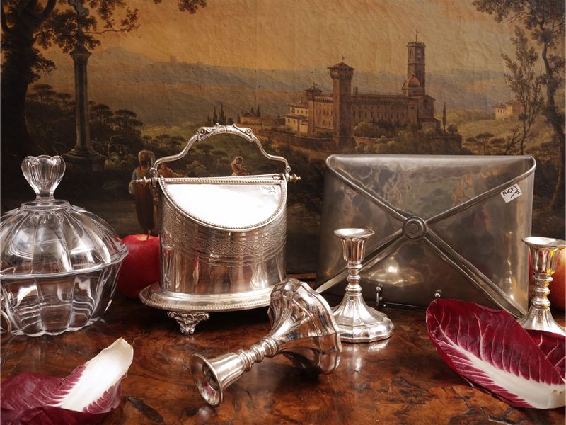 Accessori per la casa, insieme di oggetti decorativi in metallo e cristallo