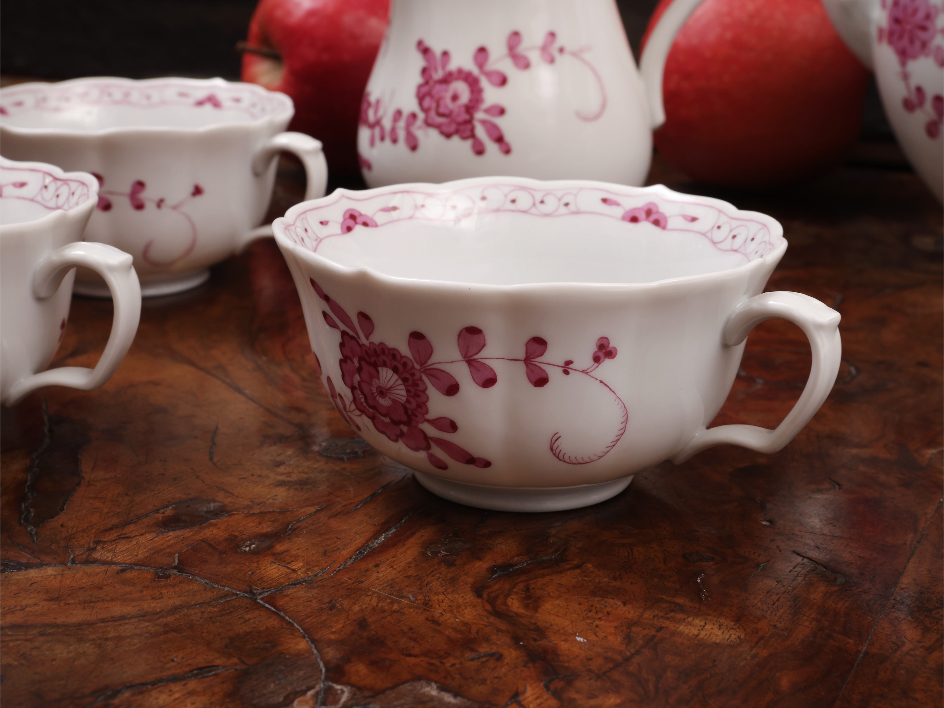 Servizio da tè in porcellana, Meissen, decorato con motivi floreali in tonalità rosa