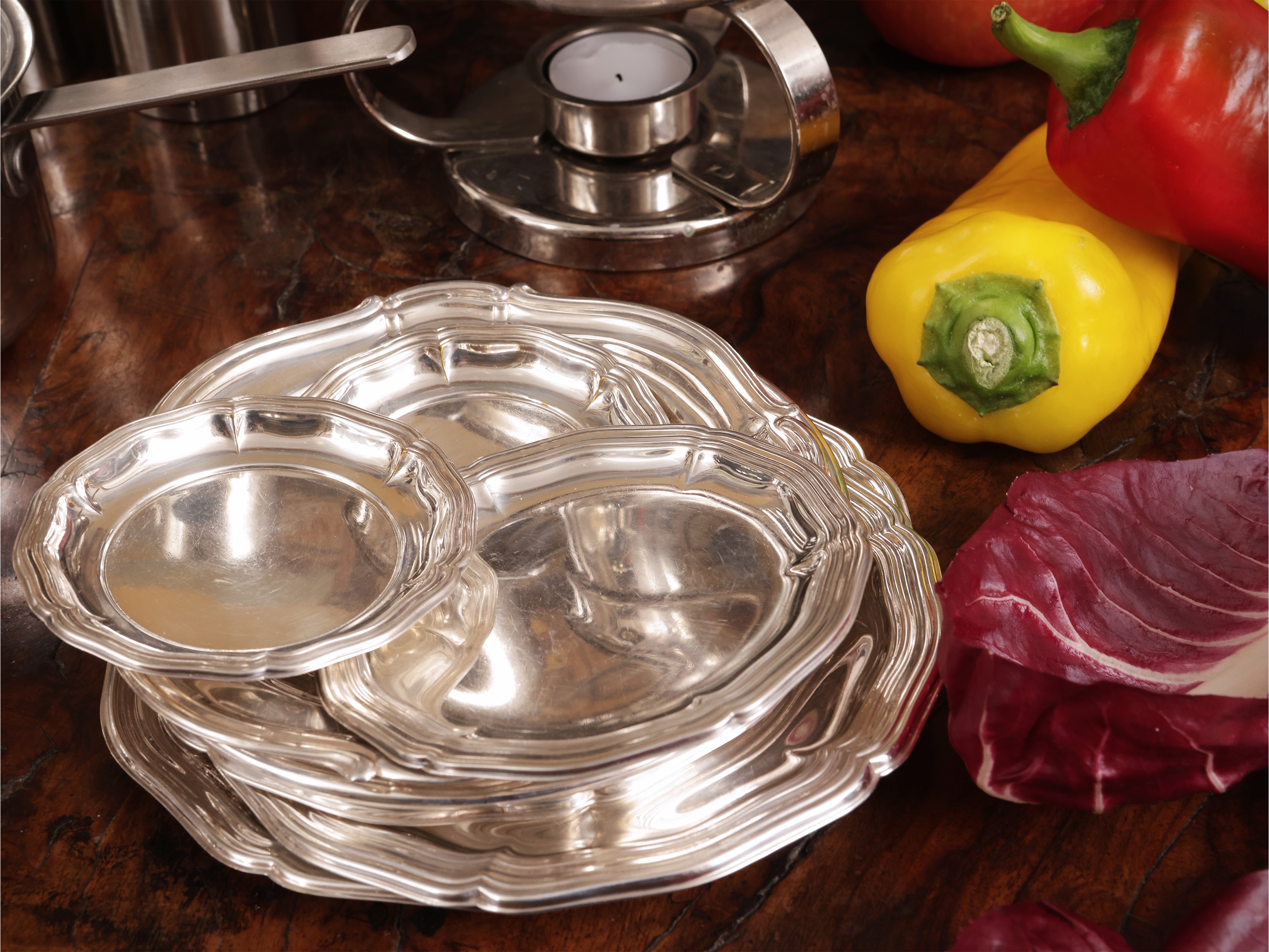 Accessori da tavola, set in acciaio inox e metallo argentato
