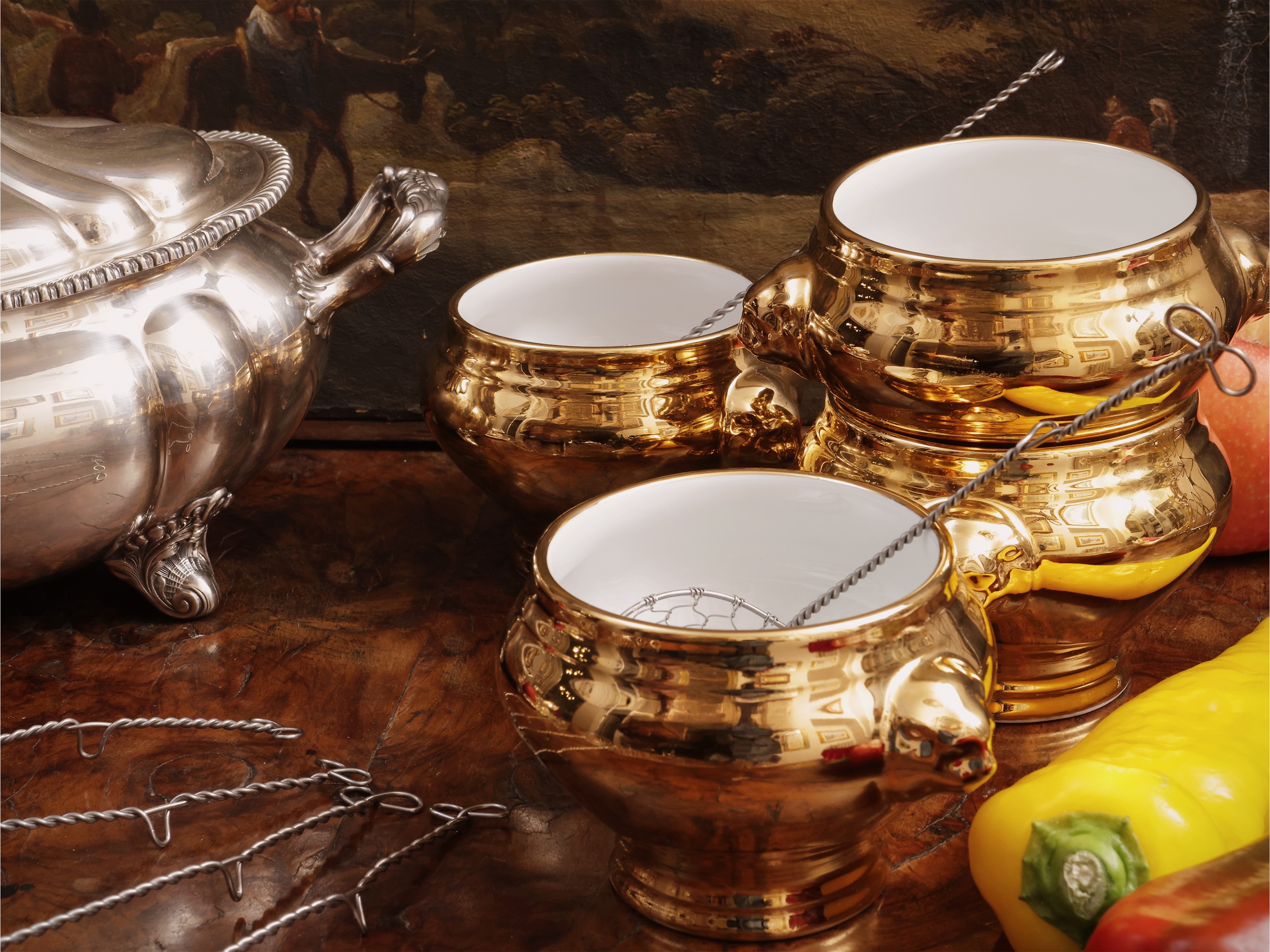 Set per soupe à l'oignon, porcellana dorata e metallo argentato