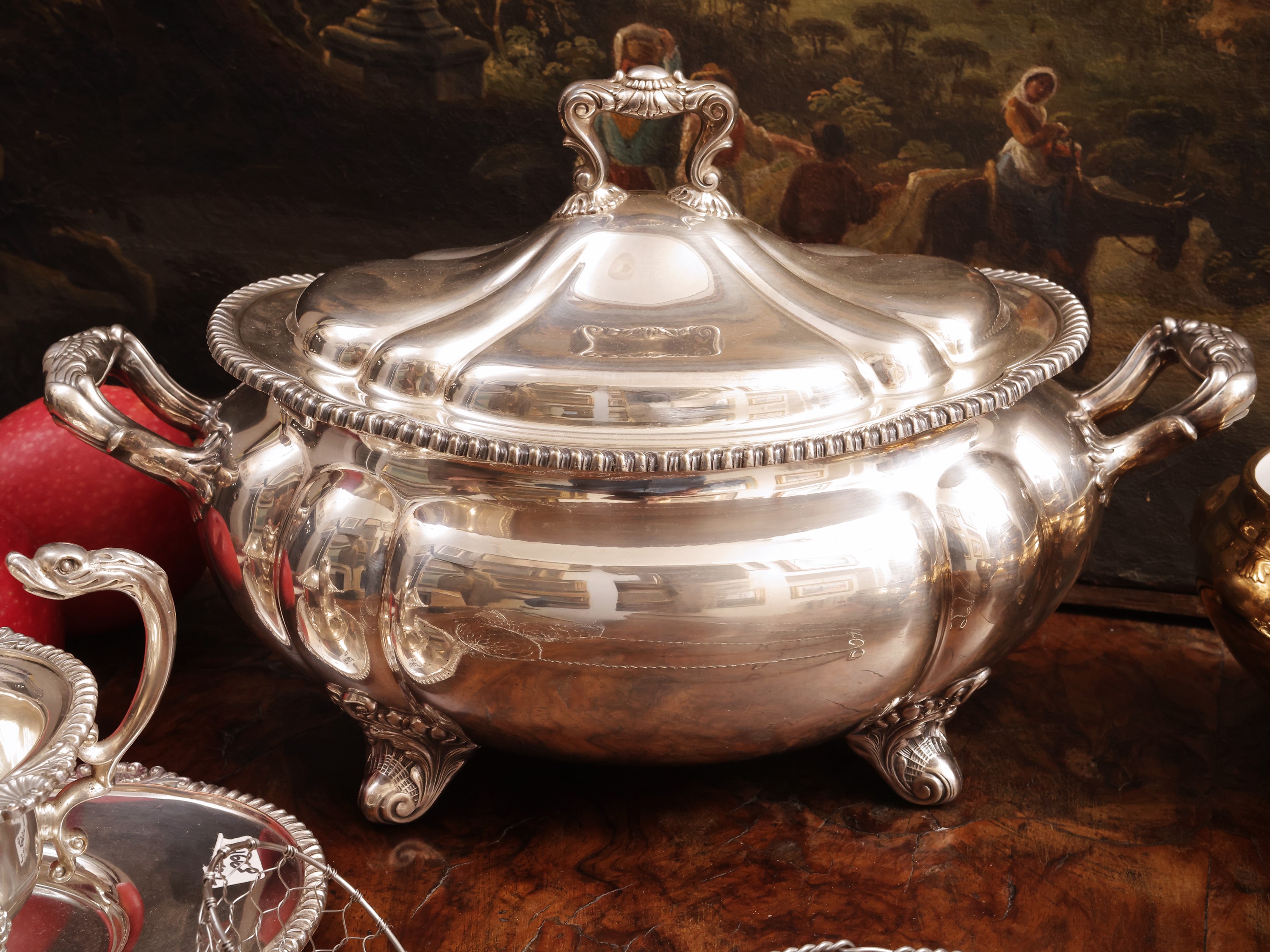 Set per soupe à l'oignon, porcellana dorata e metallo argentato