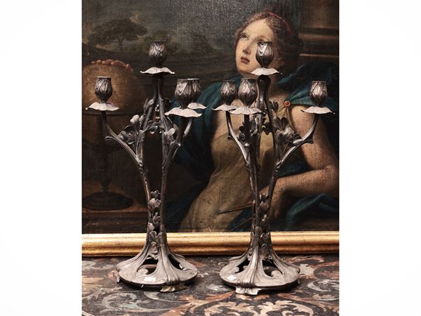 Coppia di candelabri in metallo argentato di gusto Art Nouveau