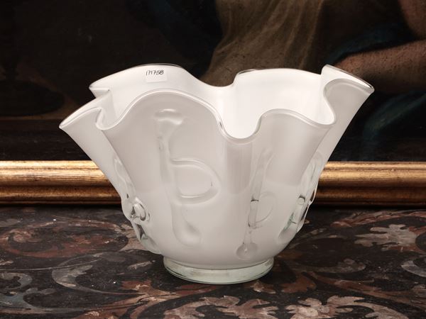 Vaso a fazzoletto in vetro lattimo