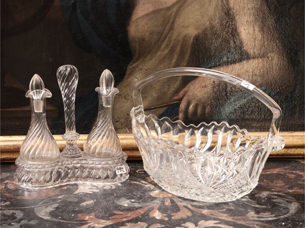 Due accessori in vetro pressato per la tavola