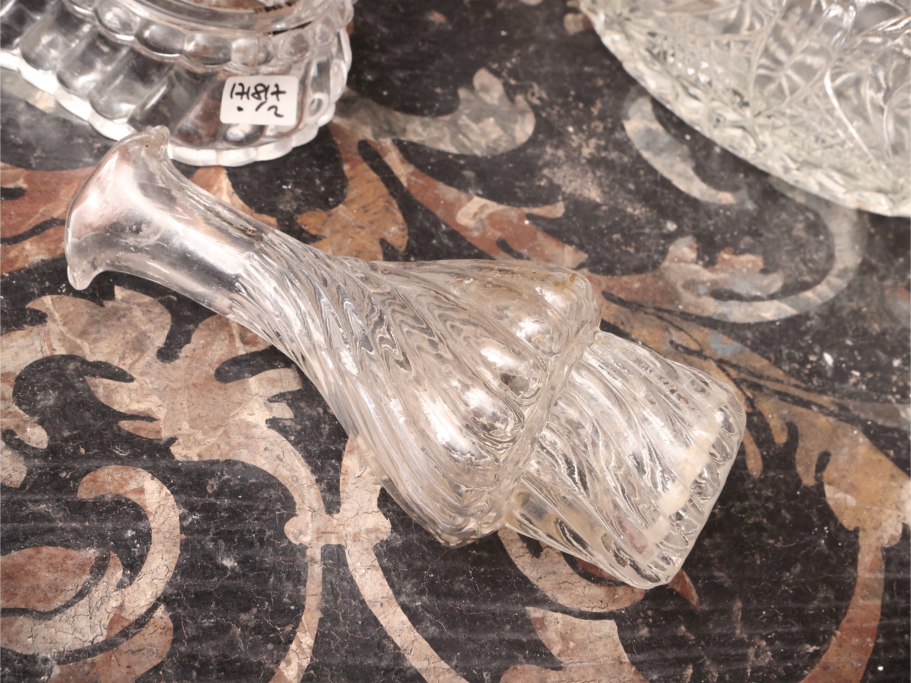 Due Accessori in Vetro Pressato per la Tavola