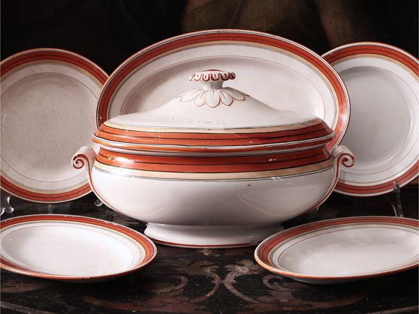 Assortimento di piatti e accessori in terraglia