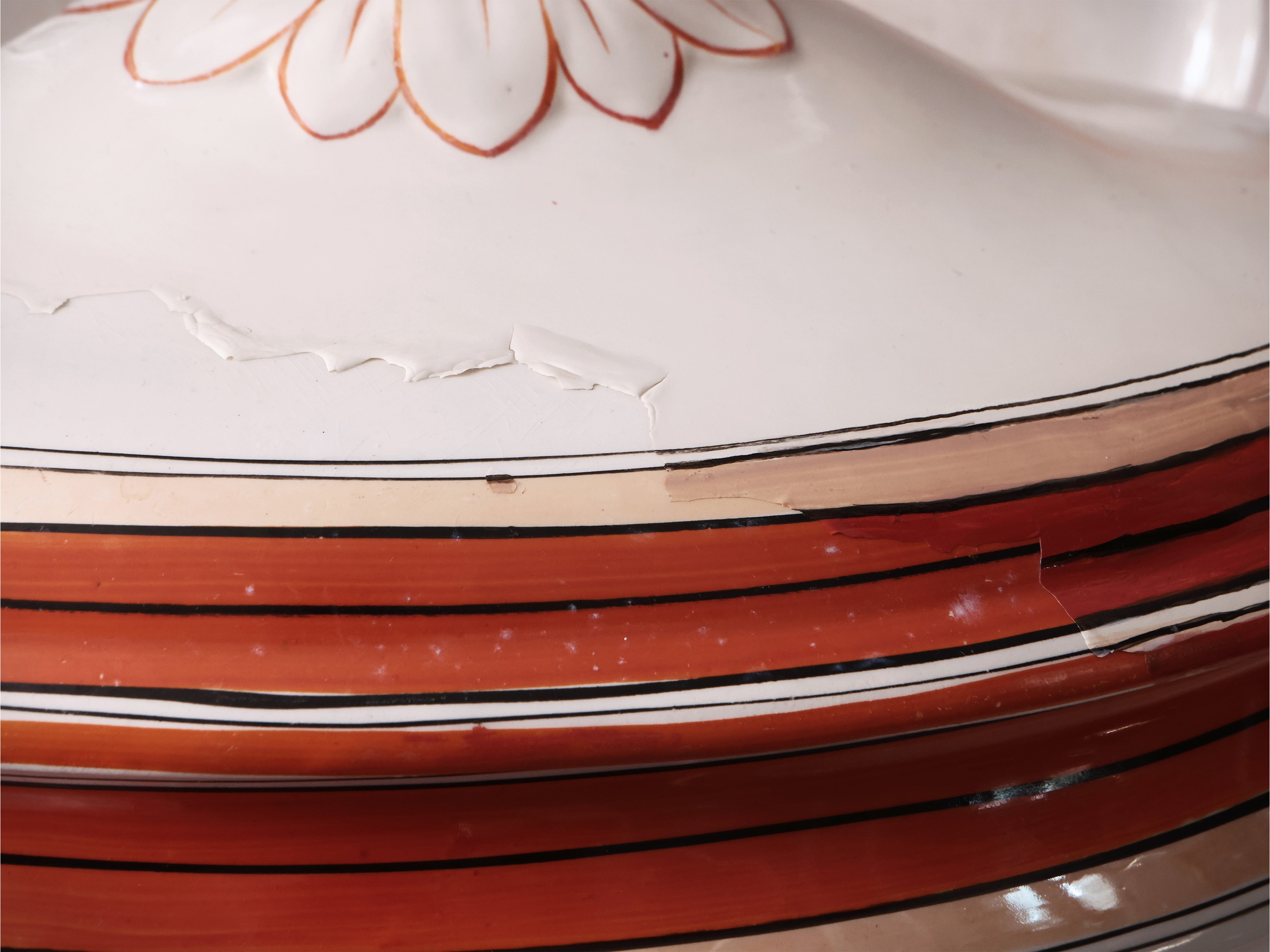 Assortimento di piatti e accessori in terraglia