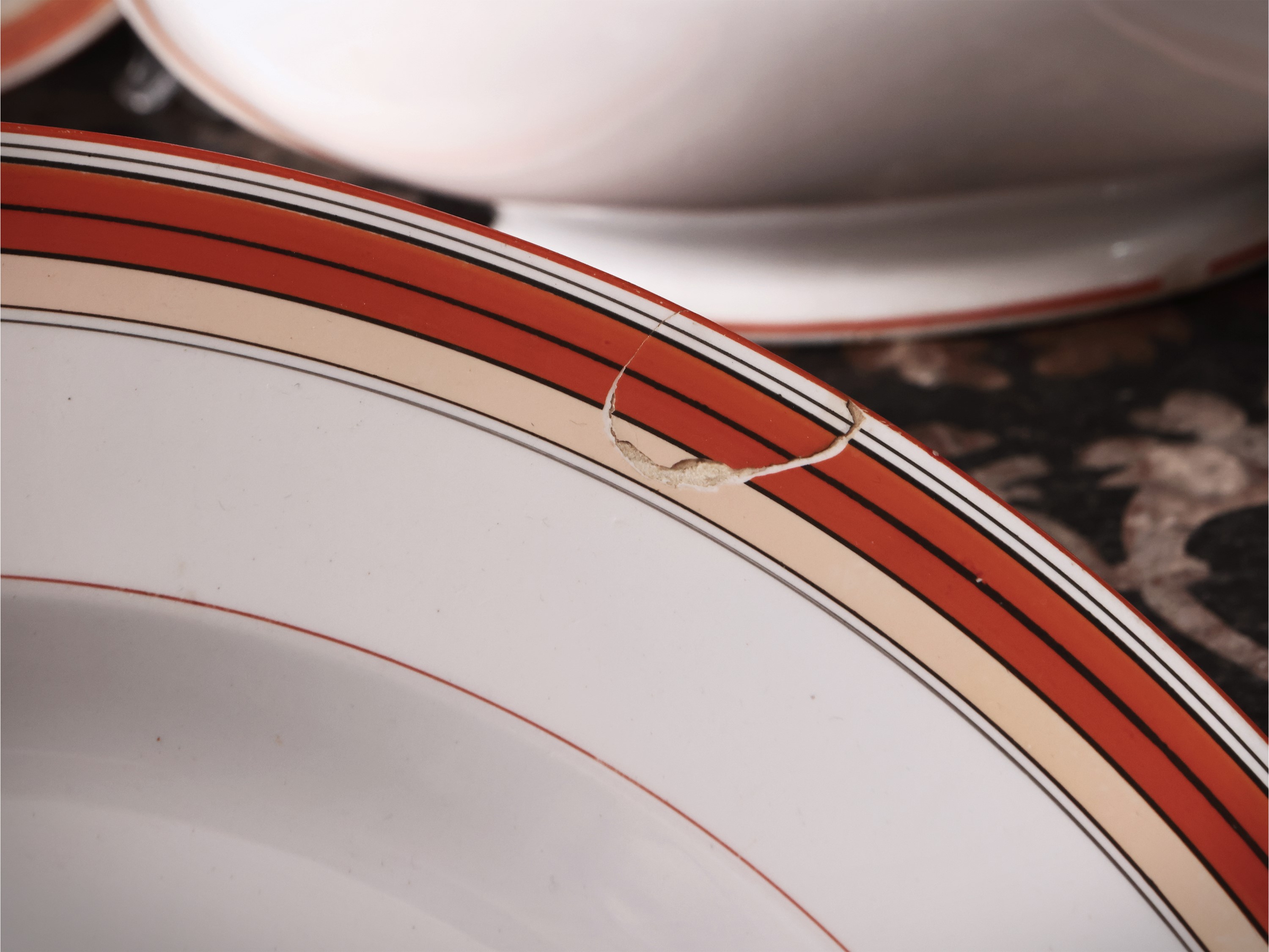 Assortimento di piatti e accessori in terraglia