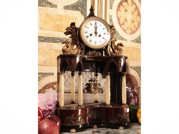 Orologio da tavolo a tempietto