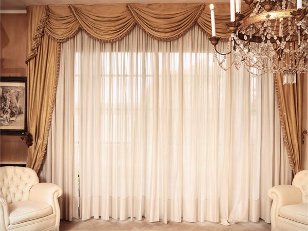 Curtain for large window in silk gros