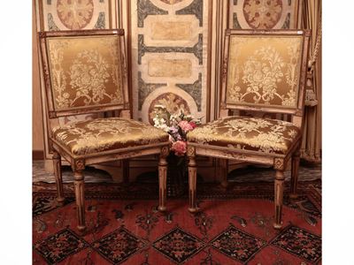 Coppia di Sedie in Legno Laccato Bianco e Lumeggiato in Oro
